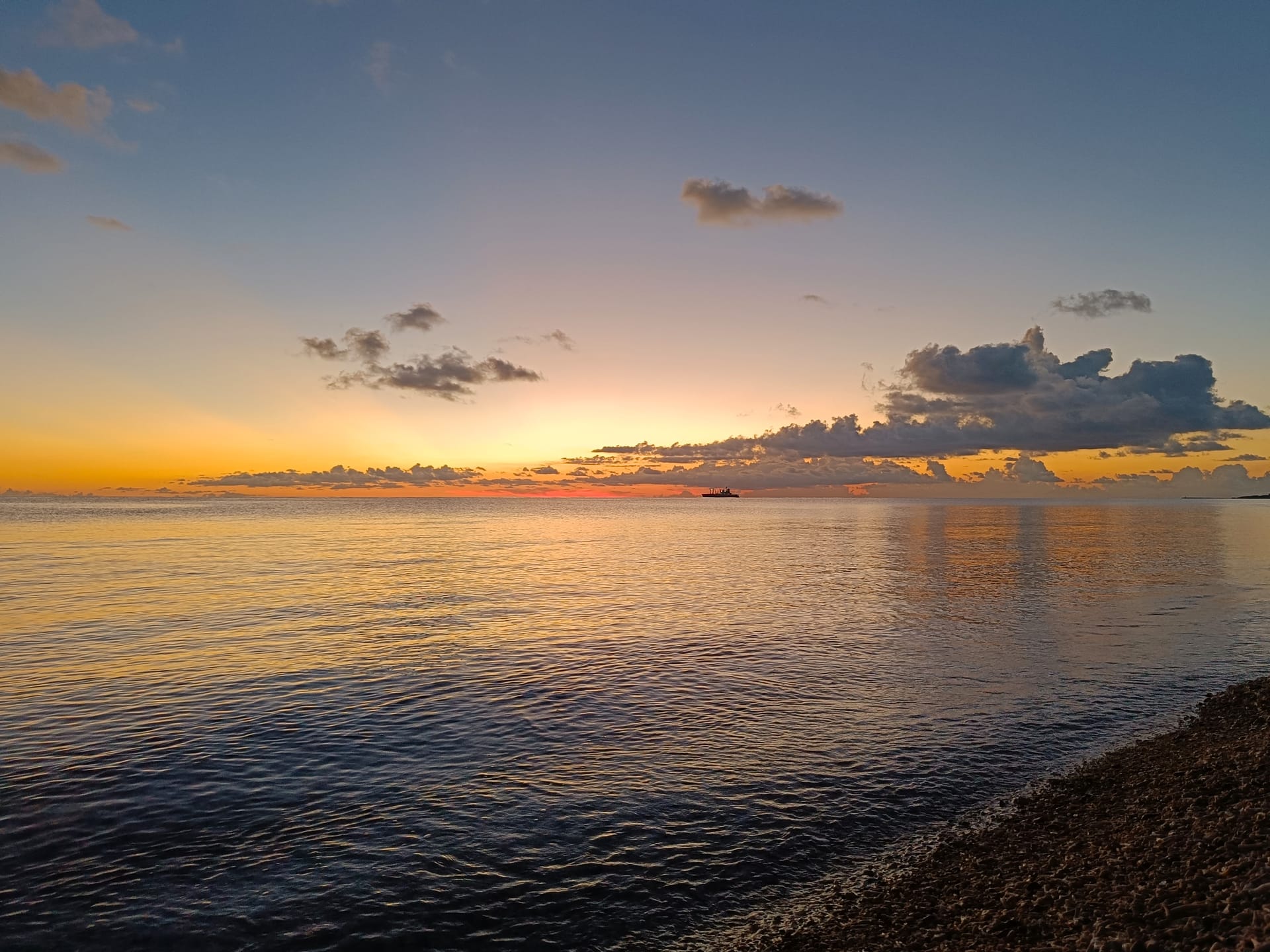 久米島、夕暮れのアーラ浜