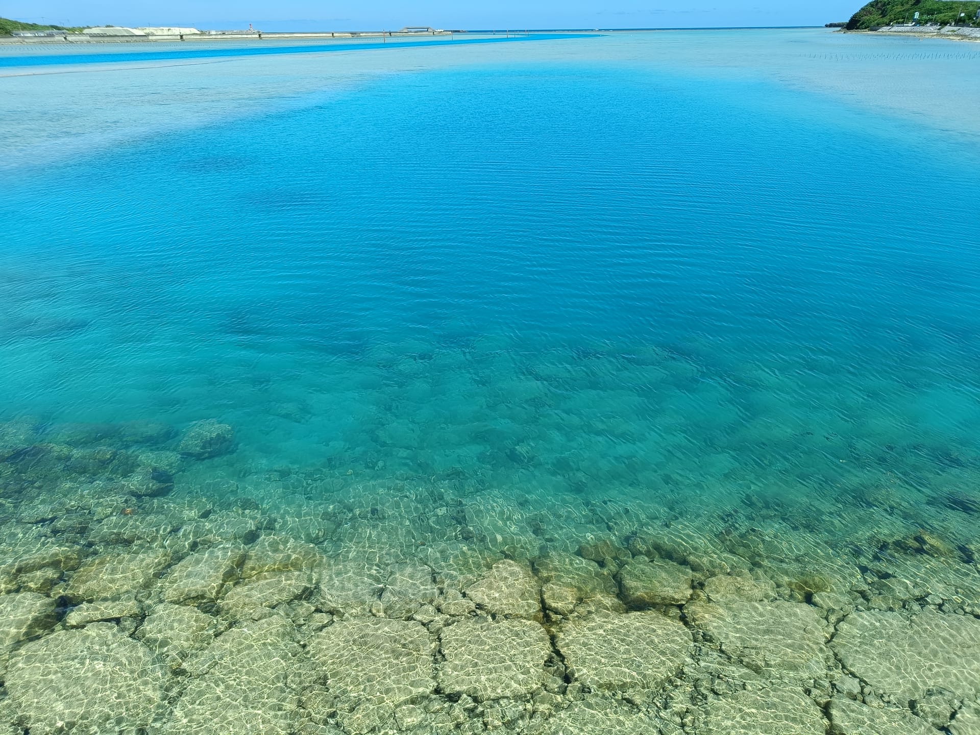 久米島の人々に絵を見てもらって