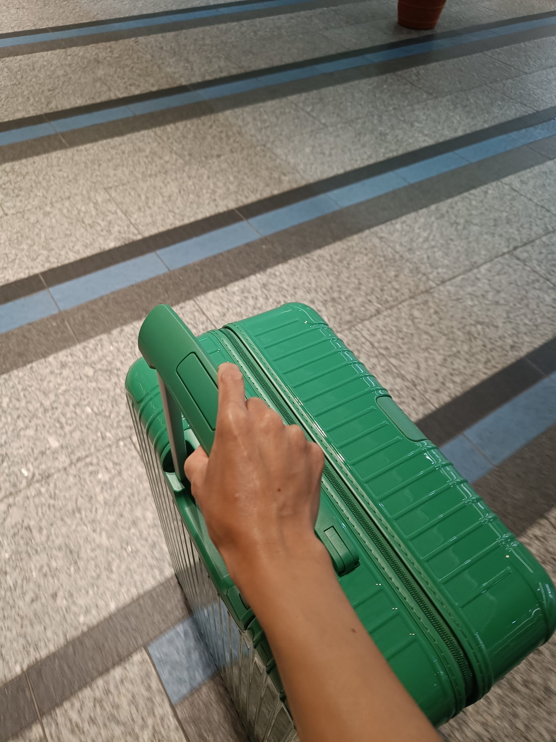 チェコ製の新しいスーツケース