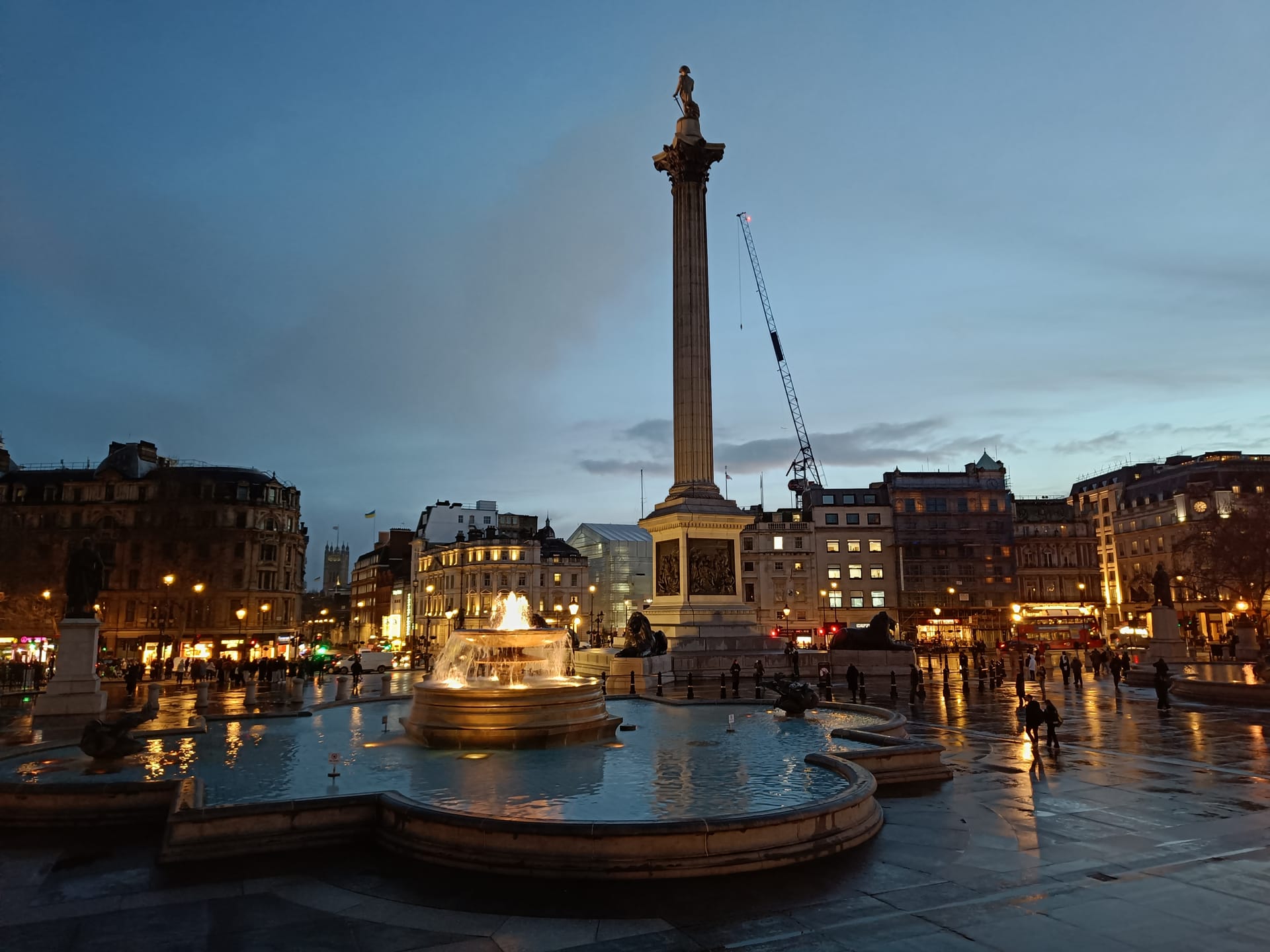 夕暮れのトラファルガー広場とテムズ川